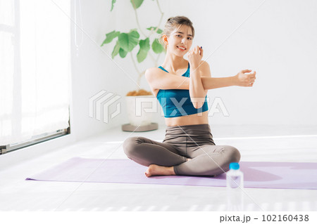 若い女性のフィットネスイメージ 102160438