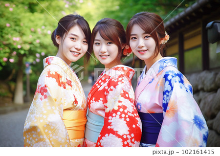 浴衣を着た3人の日本人女性 浴衣を着た3人の日本人女性 102161415