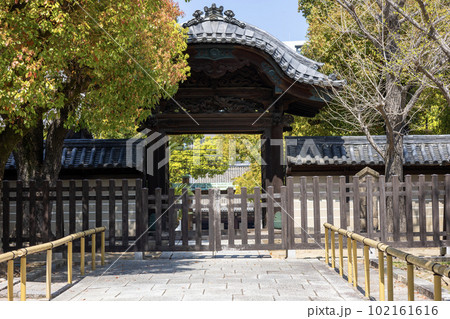 四天王寺本坊、事務所の唐門(2023年4月1日撮影) 四天王寺本坊、事務所の唐門(2023年4月1日撮影) 102161616
