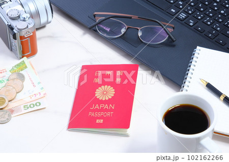 日本国のパスポート(一般旅券10年用赤色)を用意して旅行の計画を立てる 日本国のパスポート(一般旅券10年用赤色)を用意して旅行の計画を立てる 102162266