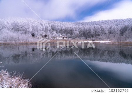 《長野県》雪景色の中牧湖・霧氷の森と湖のリフレクション 102162795