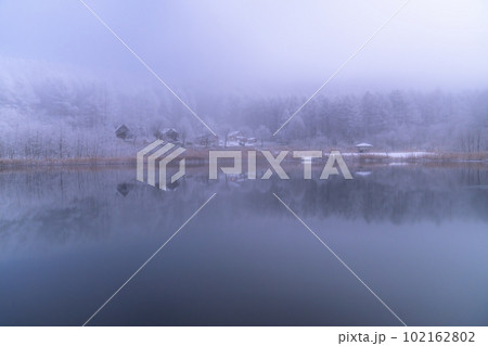 《長野県》雪景色の中牧湖・霧氷の森と湖のリフレクション 《長野県》雪景色の中牧湖・霧氷の森と湖のリフレクション 102162802
