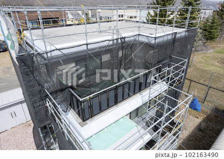 住宅リフォームの様子を空撮 外壁塗装の作業中 住宅リフォームの様子を空撮 外壁塗装の作業中 102163490