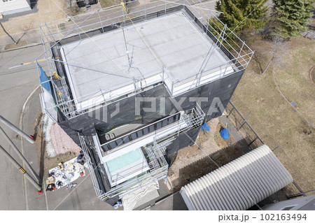 住宅リフォームの様子を空撮 外壁塗装の作業中 住宅リフォームの様子を空撮 外壁塗装の作業中 102163494
