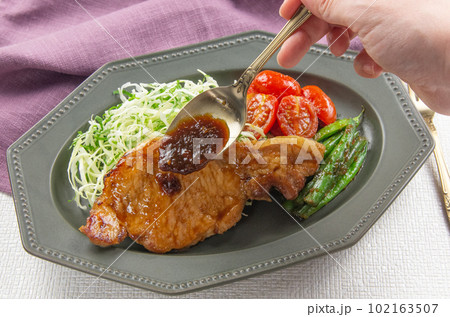 豚ロース肉の生姜焼き風ステーキ、シズル（ソースをかけている瞬間） 102163507
