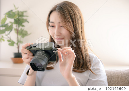 デジカメで撮影した写真をチェックする女性 デジカメで撮影した写真をチェックする女性 102163609