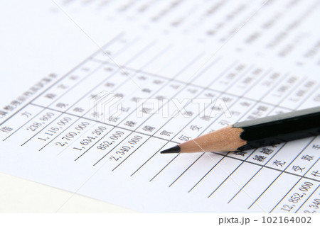 簿記検定の問題と鉛筆 簿記検定の問題と鉛筆 102164002