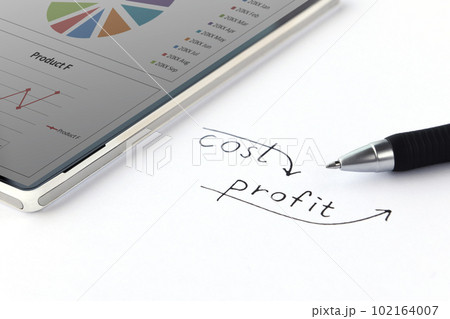 コストとプロフィットの手書き文字とボールペン 102164007