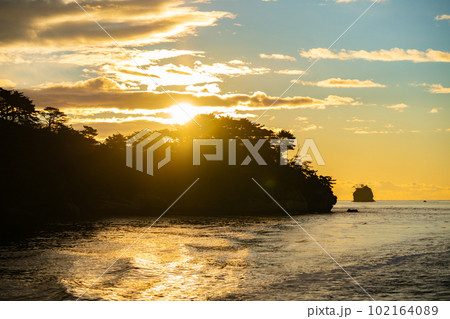日本三景松島 船から見る初日の出 日の出 ご来光 朝の景色 宮城県松島町 日本三景松島 船から見る初日の出 日の出 ご来光 朝の景色 宮城県松島町 102164089