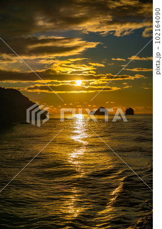 日本三景松島 船から見る初日の出 日の出 ご来光 朝の景色 宮城県松島町 日本三景松島 船から見る初日の出 日の出 ご来光 朝の景色 宮城県松島町 102164090