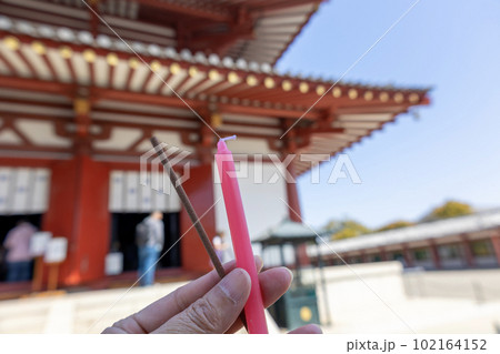 大阪・四天王寺「金堂の前で蝋燭と線香を持つ手」(2023年4月1日撮影) 大阪・四天王寺「金堂の前で蝋燭と線香を持つ手」(2023年4月1日撮影) 102164152