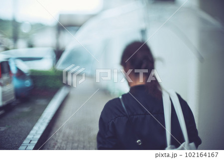 雨傘をさす女性の後ろ姿 102164167