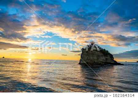 日本三景松島　水島　船から見る初日の出　日の出　ご来光　朝の景色　宮城県松島町 102164314