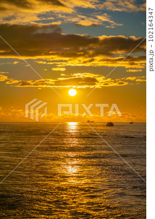 日本三景松島　船から見る初日の出　日の出　ご来光　朝の景色　宮城県松島町 102164347