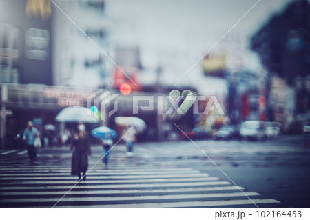 雨の日の横断歩道と町並みぼかし風景 雨の日の横断歩道と町並みぼかし風景 102164453