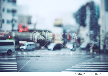 雨の日の運転 交通イメージ 102164462