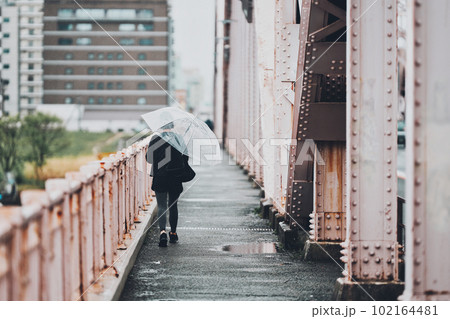 雨の日の歩行者 102164481