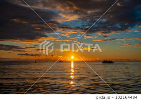 日本三景松島　船から見る初日の出　日の出　ご来光　朝の景色　宮城県松島町 102164484