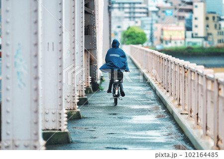 レインコートを着た自転車に乗る人 レインコートを着た自転車に乗る人 102164485