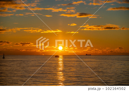 日本三景松島 船から見る初日の出 日の出 ご来光 朝の景色 宮城県松島町 日本三景松島 船から見る初日の出 日の出 ご来光 朝の景色 宮城県松島町 102164502