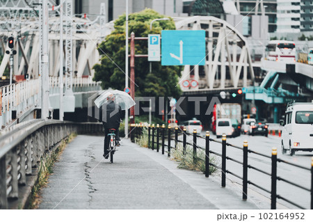 自転車の傘さし運転 102164952