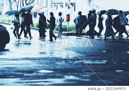 傘をさす人々 102164953