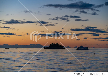 日本三景松島　夜明け　日の出前　朝の景色　宮城県松島町 102165047