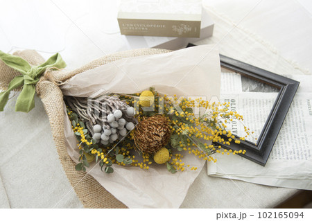 ドライフラワーの花束とインテリア ドライフラワーの花束とインテリア 102165094