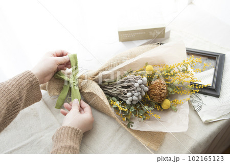 ドライフラワーのラッピングをする女性 ドライフラワーのラッピングをする女性 102165123