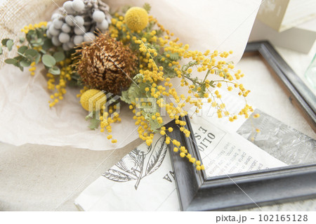 ドライフラワーの花束とインテリア 102165128