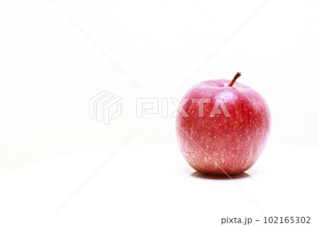白い背景で撮ったりんご 102165302