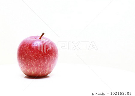 白い背景で撮ったりんご 102165303
