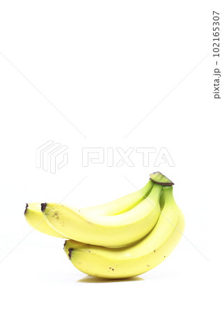白い背景で撮ったバナナ 102165307