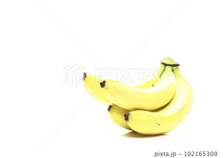 白い背景で撮ったバナナ 102165309