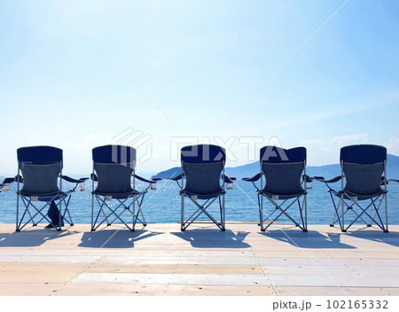 海辺に並ぶキャンプチェア 102165332