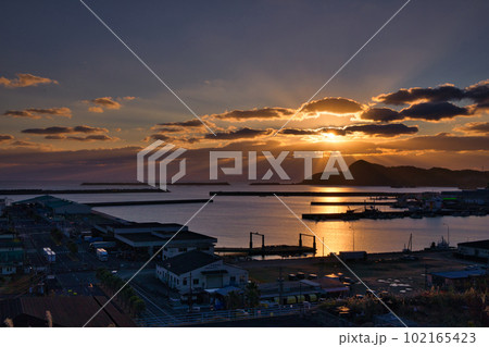 夕陽に照らされて静かな長崎漁港 102165423