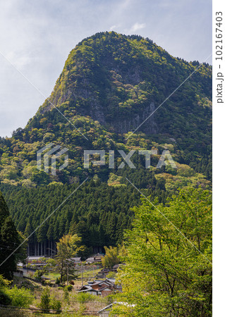 曽爾　巾着山公園から見た鎧岳➅ 102167403