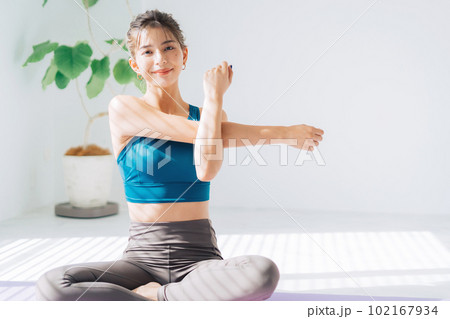 若い女性のフィットネスイメージ 若い女性のフィットネスイメージ 102167934