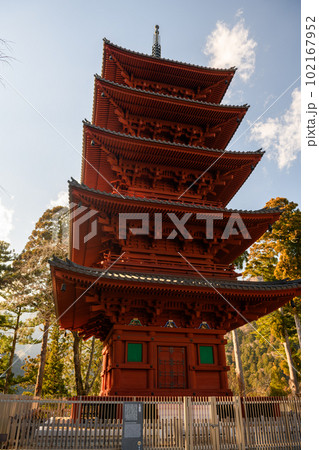 身延山久遠寺の五重塔(山梨県) 身延山久遠寺の五重塔(山梨県) 102167952