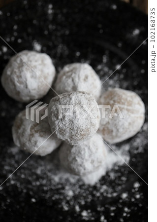 米粉で作ったスノーボールクッキー グルテンフリーのお菓子 米粉で作ったスノーボールクッキー グルテンフリーのお菓子 102168735