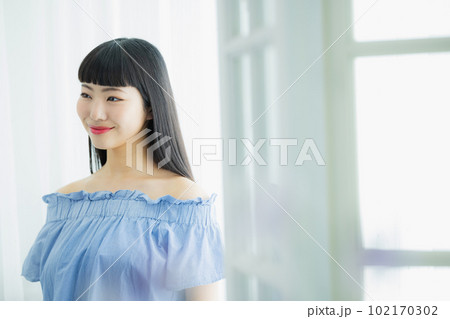 窓辺のロングヘアの女性 窓辺のロングヘアの女性 102170302