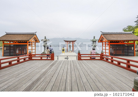 厳島神社、本社祓殿から望む大鳥居 102171042