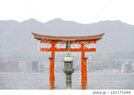 厳島神社、平舞台から望む大鳥居 102171049