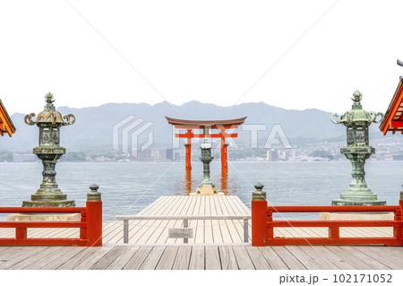 厳島神社、本社祓殿から望む大鳥居 厳島神社、本社祓殿から望む大鳥居 102171052