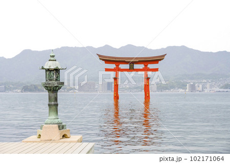 厳島神社、平舞台から望む大鳥居 102171064