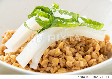 納豆アレンジ。剣先イカ刺身トッピングひきわり納豆。 納豆アレンジ。剣先イカ刺身トッピングひきわり納豆。 102171071