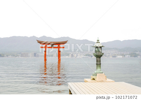 厳島神社、平舞台から望む大鳥居 厳島神社、平舞台から望む大鳥居 102171072