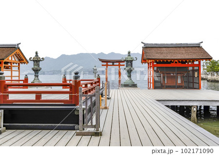 厳島神社、本社祓殿から望む大鳥居 102171090