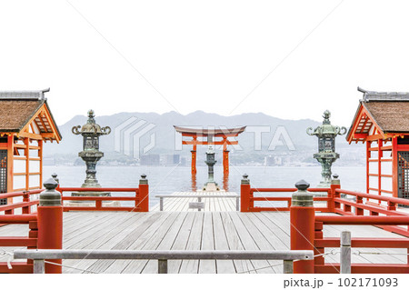 厳島神社、本社祓殿から望む大鳥居 102171093