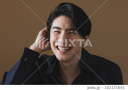 黒いドレスシャツの男性 黒いドレスシャツの男性 102171691